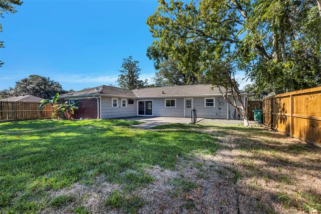 a view of a house with a backyard
