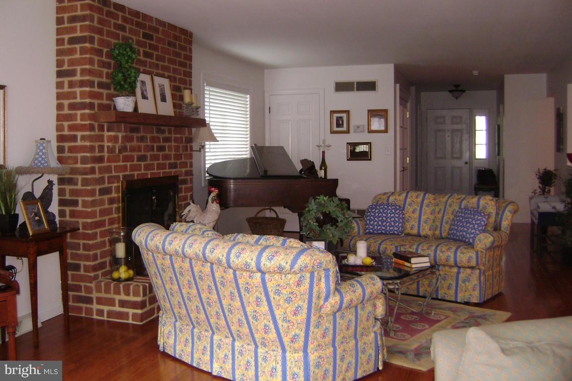 136 Pepperton Court Lititz, PA 17543 - Photo 4 of 39 Gallery Image 4