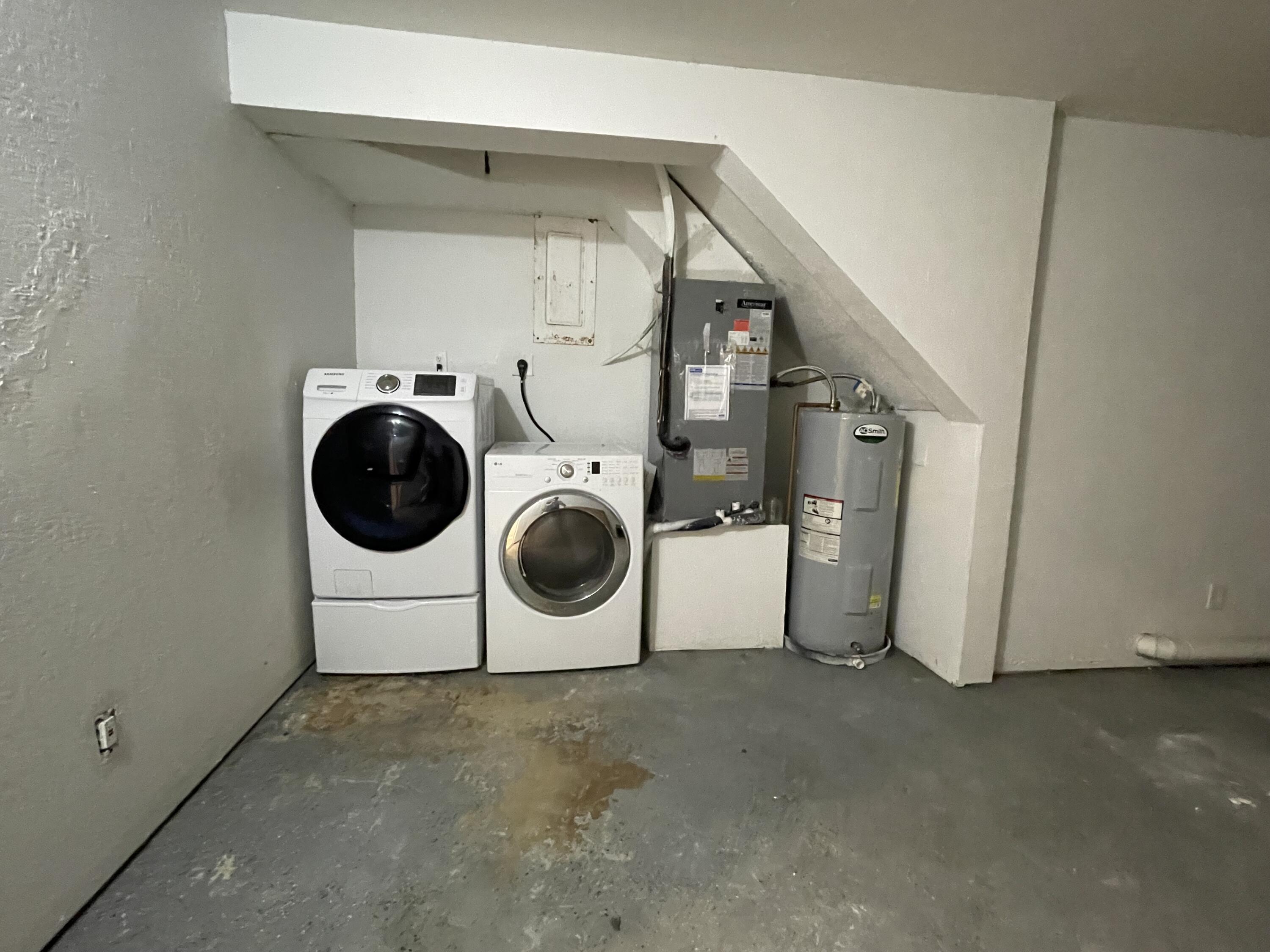 2880 Harson Way Fort Pierce, FL 34946 - Photo 14 of 40 a utility room with dryer and washer