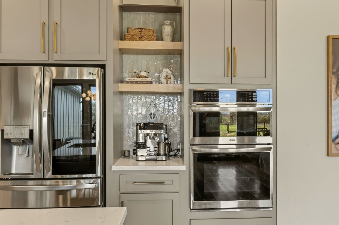 115 Country View Lane Schulenburg, TX 78956 - Photo 20 of 44 a kitchen with appliances and cabinets