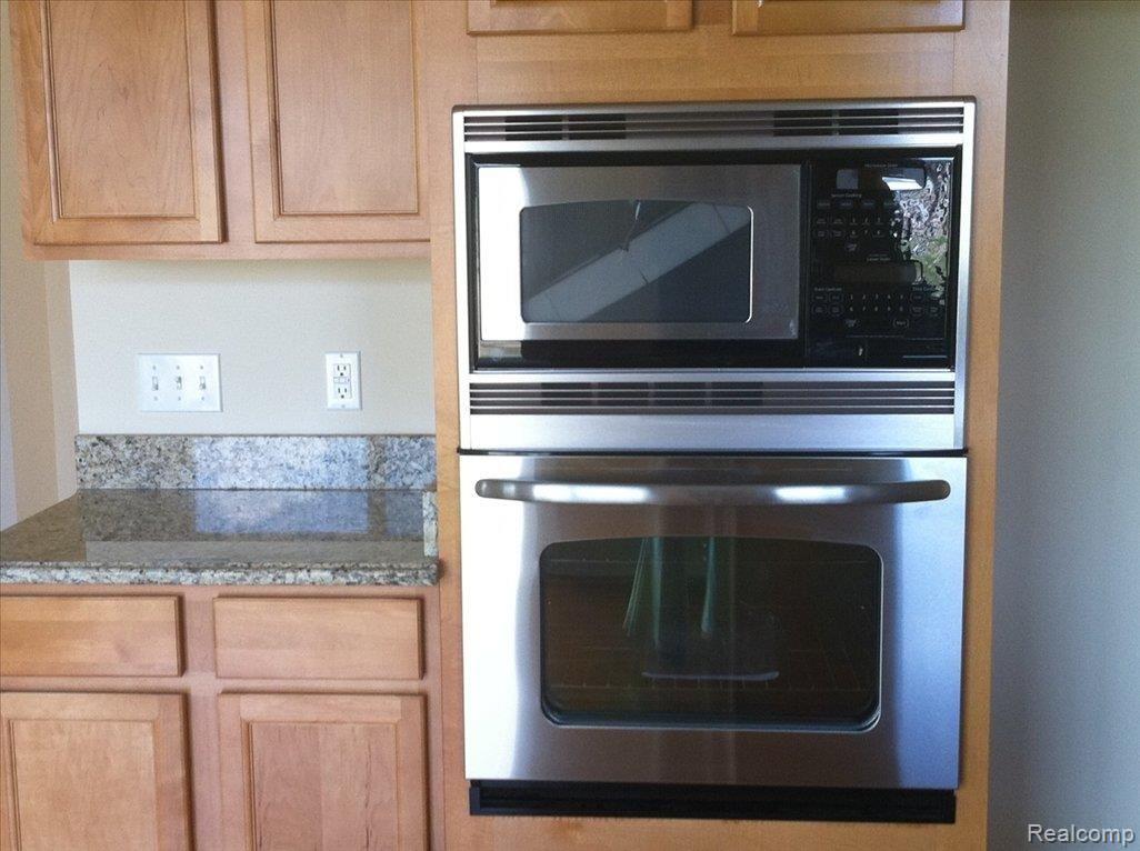 3690 Hogan Circle Rochester, MI 48307 - Photo 5 of 17 Gourmet Kitchen
