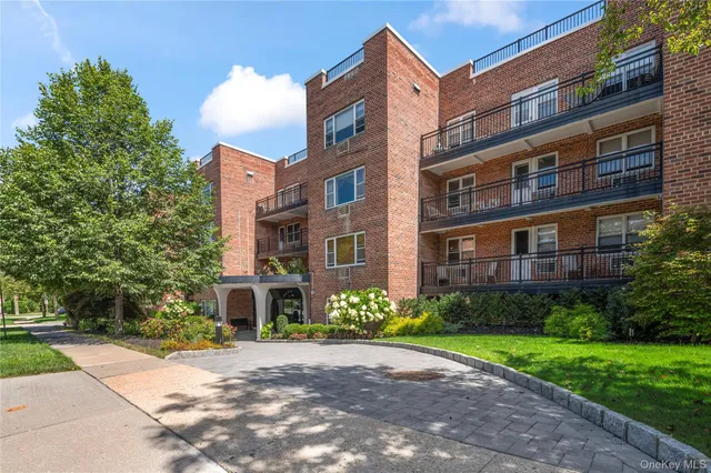$699,000 | 25 Chapel Place, Unit 2L, Great Neck, NY 11021