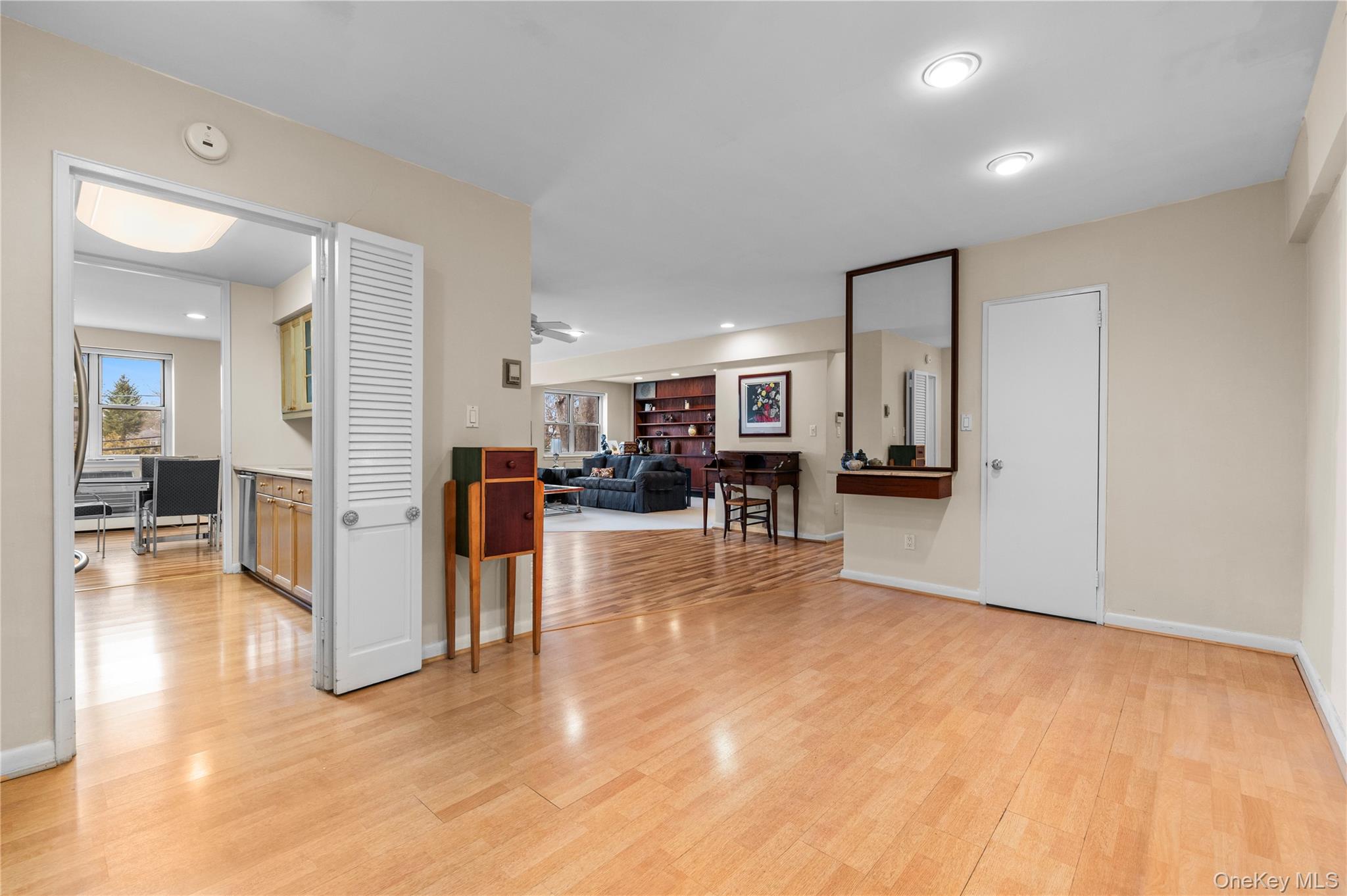 25 Chapel Place, Unit 2L Great Neck, NY 11021 - Photo 3 of 25