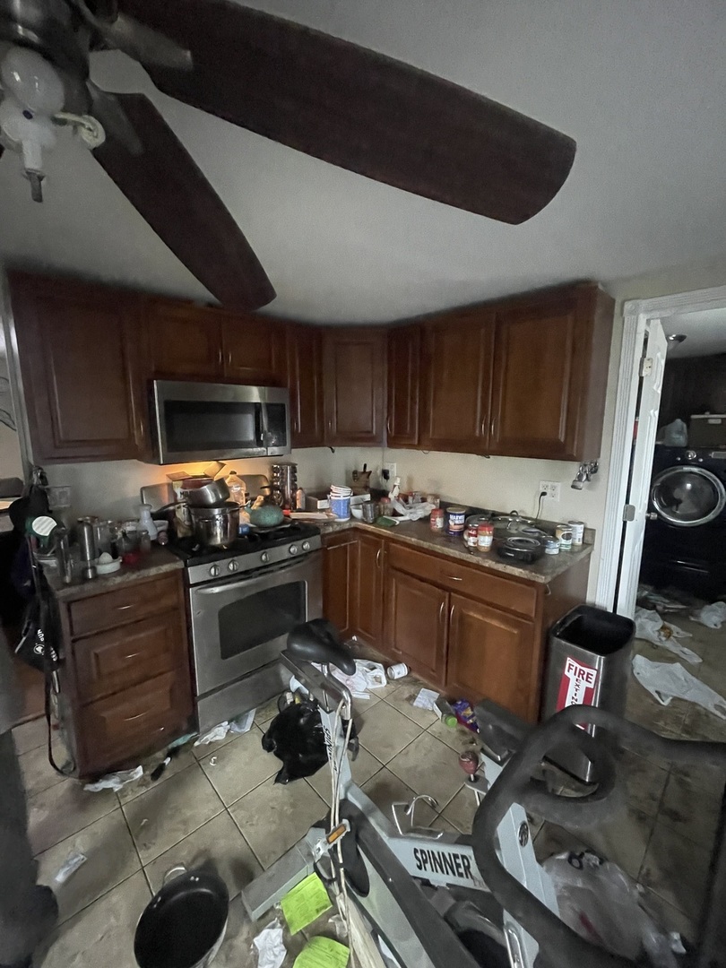19227 Jacquie Avenue Romeoville, IL 60446 - Photo 5 of 17 a kitchen with granite countertop lots of counter top space