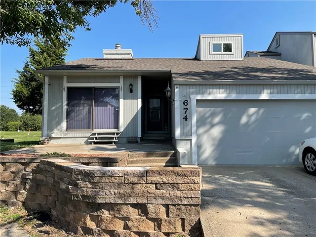 $190,000 | 674 Northwest Valleybrook Road, Blue Springs, MO 64014