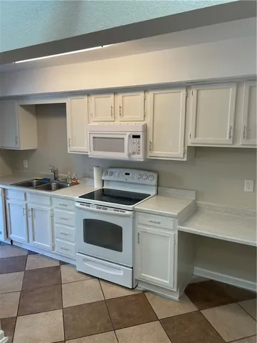 $190,000 | 674 Northwest Valleybrook Road, Blue Springs, MO 64014