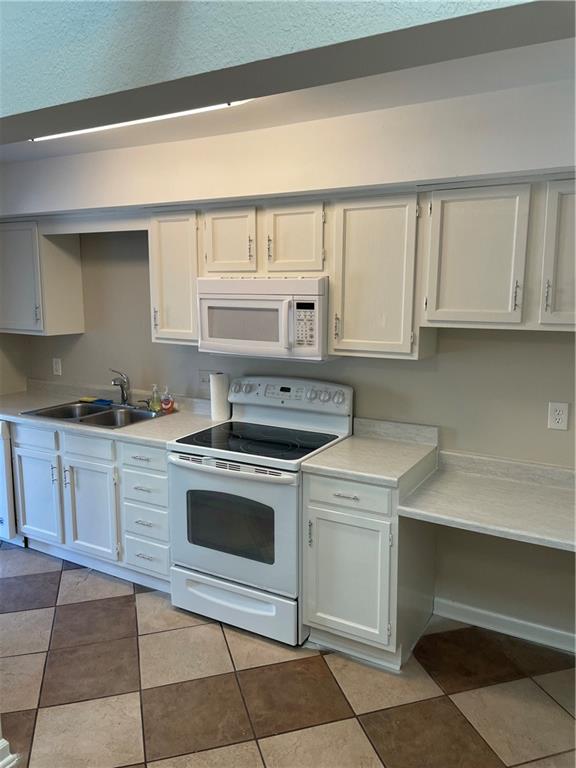 674 Northwest Valleybrook Road Blue Springs, MO 64014 - Photo 4 of 7