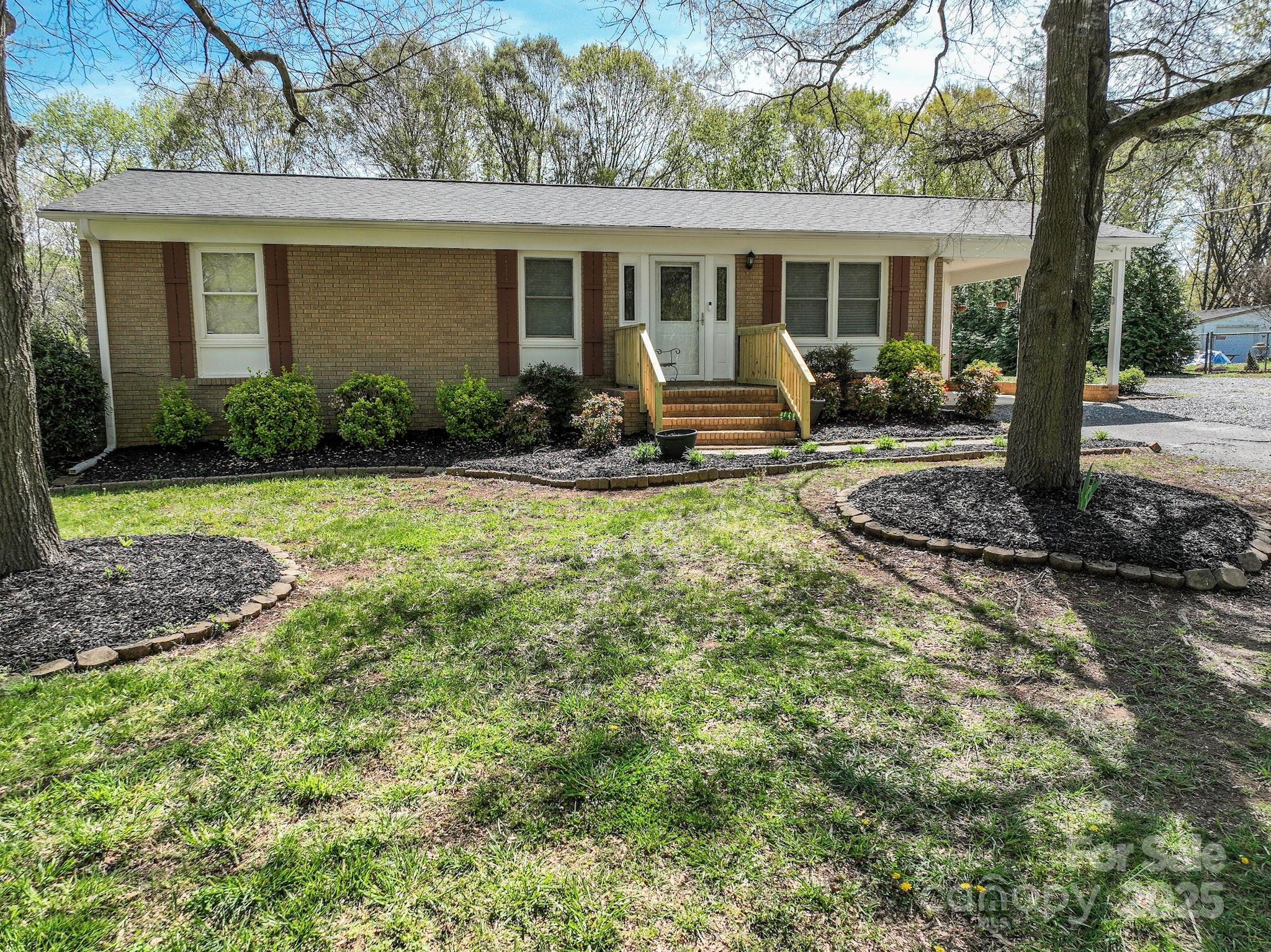 a view of a house with backyard and garden