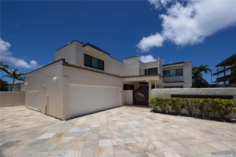 $4,950,000 | 5811 Kalanianaʻole Highway, Honolulu, HI 96821