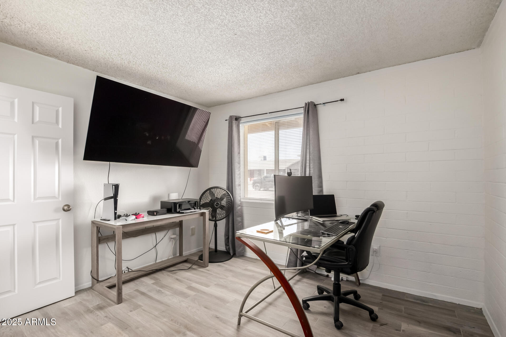 433 East Taylor Street Tempe, AZ 85288 - Photo 17 of 32 a living room with furniture and a flat screen tv