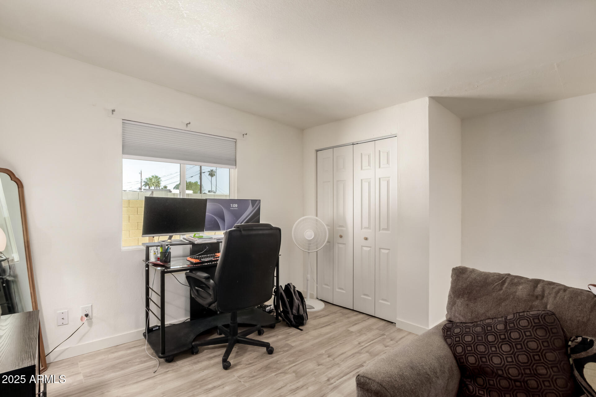 433 East Taylor Street Tempe, AZ 85288 - Photo 21 of 32 a livingroom with workspace and a window