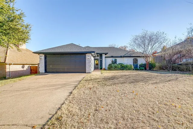 $290,000 | 104 Sandlewood Lane, Burleson, TX 76028
