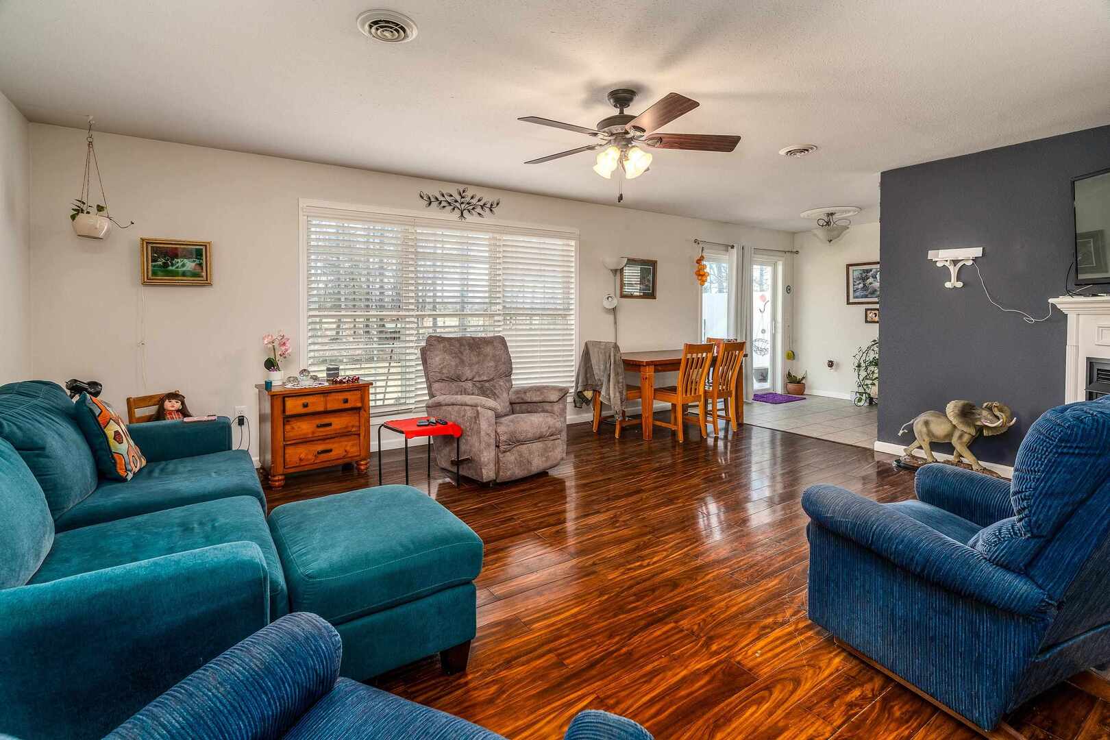 11114 Zachary Drive Marion, IL 62959 - Photo 5 of 34 a living room with furniture and wooden floor