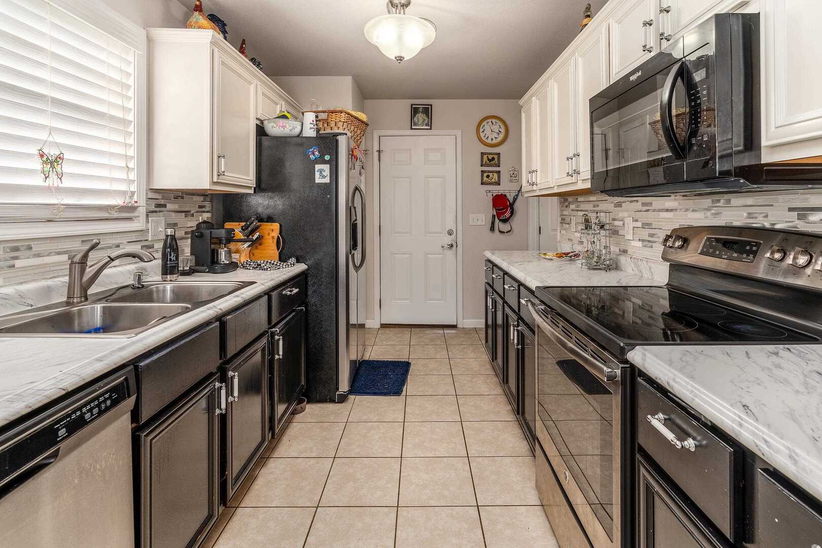 11114 Zachary Drive Marion, IL 62959 - Photo 10 of 34 a kitchen with stainless steel appliances granite countertop a sink stove and refrigerator