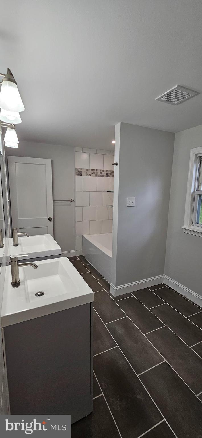 505 Glendale Road Havertown, PA 19083 - Photo 27 of 34 Jack & Jill bath