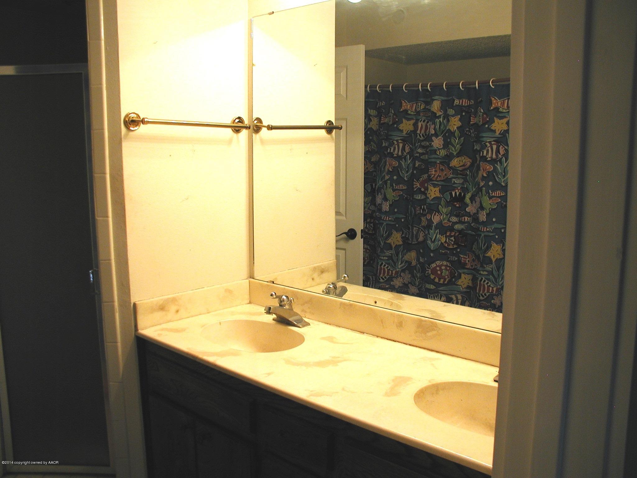 6001 White Fence Road Canyon, TX 79015 - Photo 18 of 29 Guest bath