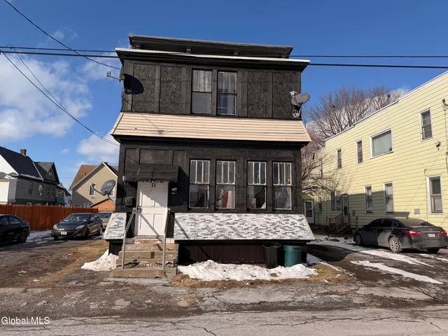 $1,200 | 11 Lefferts Street, Unit UP, Amsterdam, NY 12010