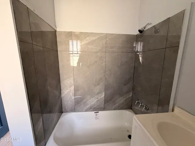 $1,200 | 11 Lefferts Street, Unit UP, Amsterdam, NY 12010