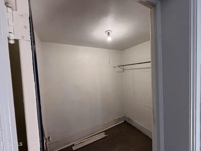 $1,200 | 11 Lefferts Street, Unit UP, Amsterdam, NY 12010