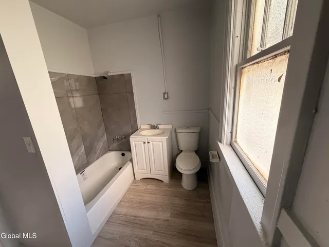 $1,200 | 11 Lefferts Street, Unit UP, Amsterdam, NY 12010