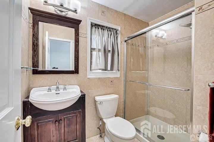 3993 Park Avenue Edison, NJ 08820 - Photo 17 of 37 a bathroom with a toilet sink shower and mirror