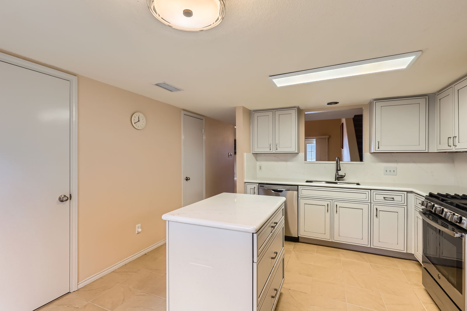 4513 Sidereal Drive Austin, TX 78727 - Photo 14 of 38 Diamond cabinets, quartz countertops and backsplash.