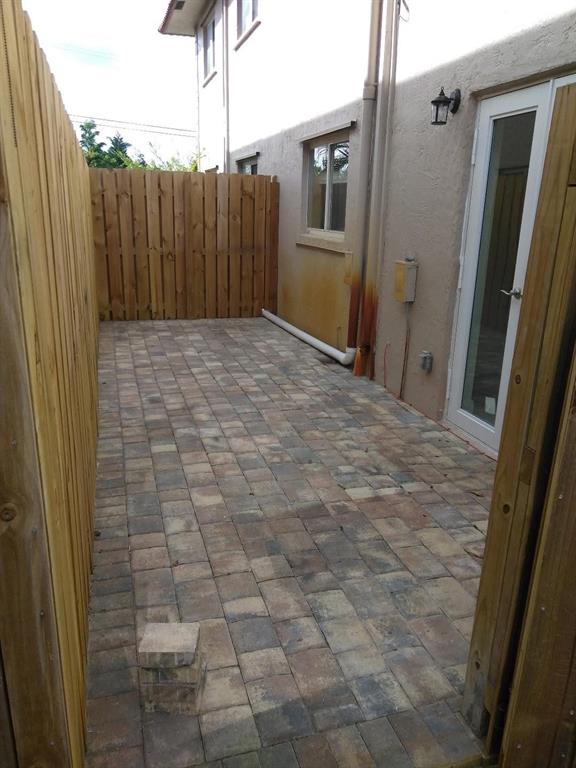 3050 Northeast 5th Terrace, Unit 6 Wilton Manors, FL 33334 - Photo 18 of 22 a view of backyard with tub