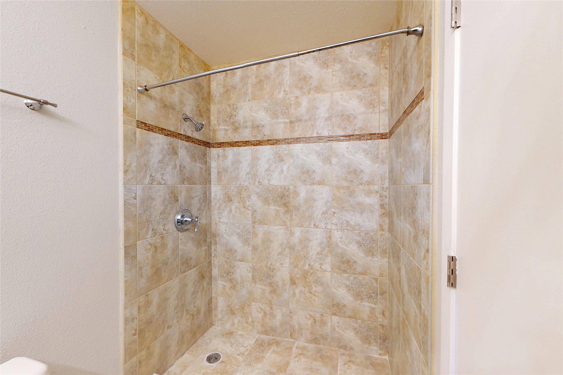 793 Davis Road, Unit 111 League City, TX 77573 - Photo 15 of 37 Primary bath oversized walk-in shower.