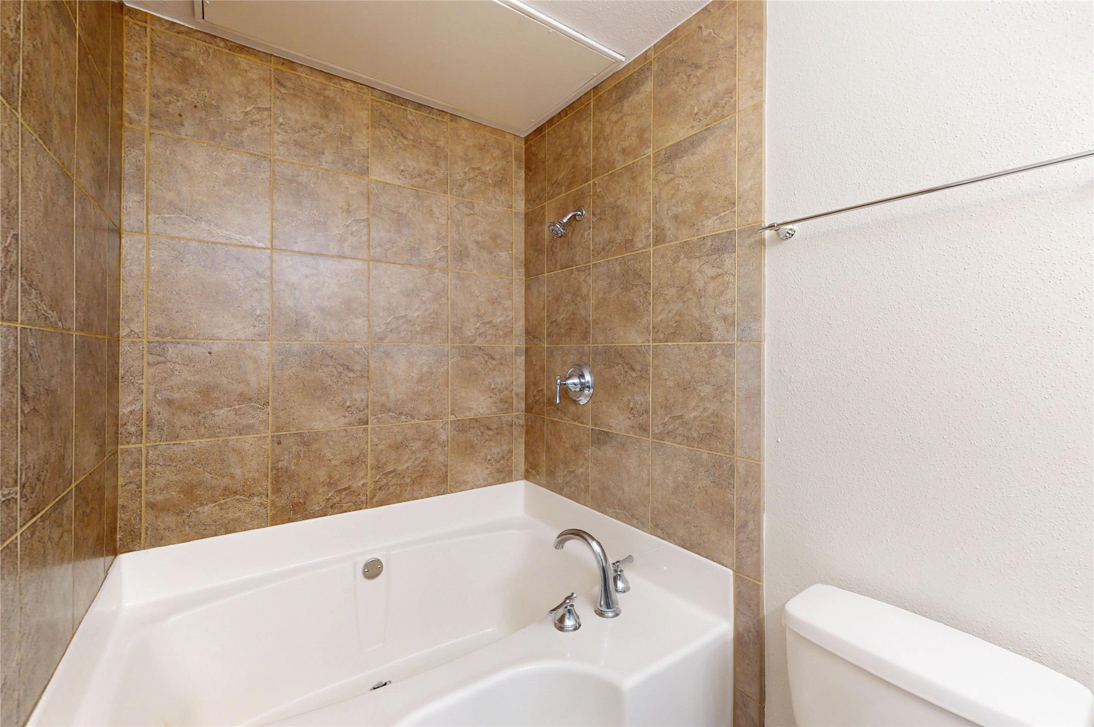 793 Davis Road, Unit 111 League City, TX 77573 - Photo 19 of 37 Shower/tub combination in secondary bath.