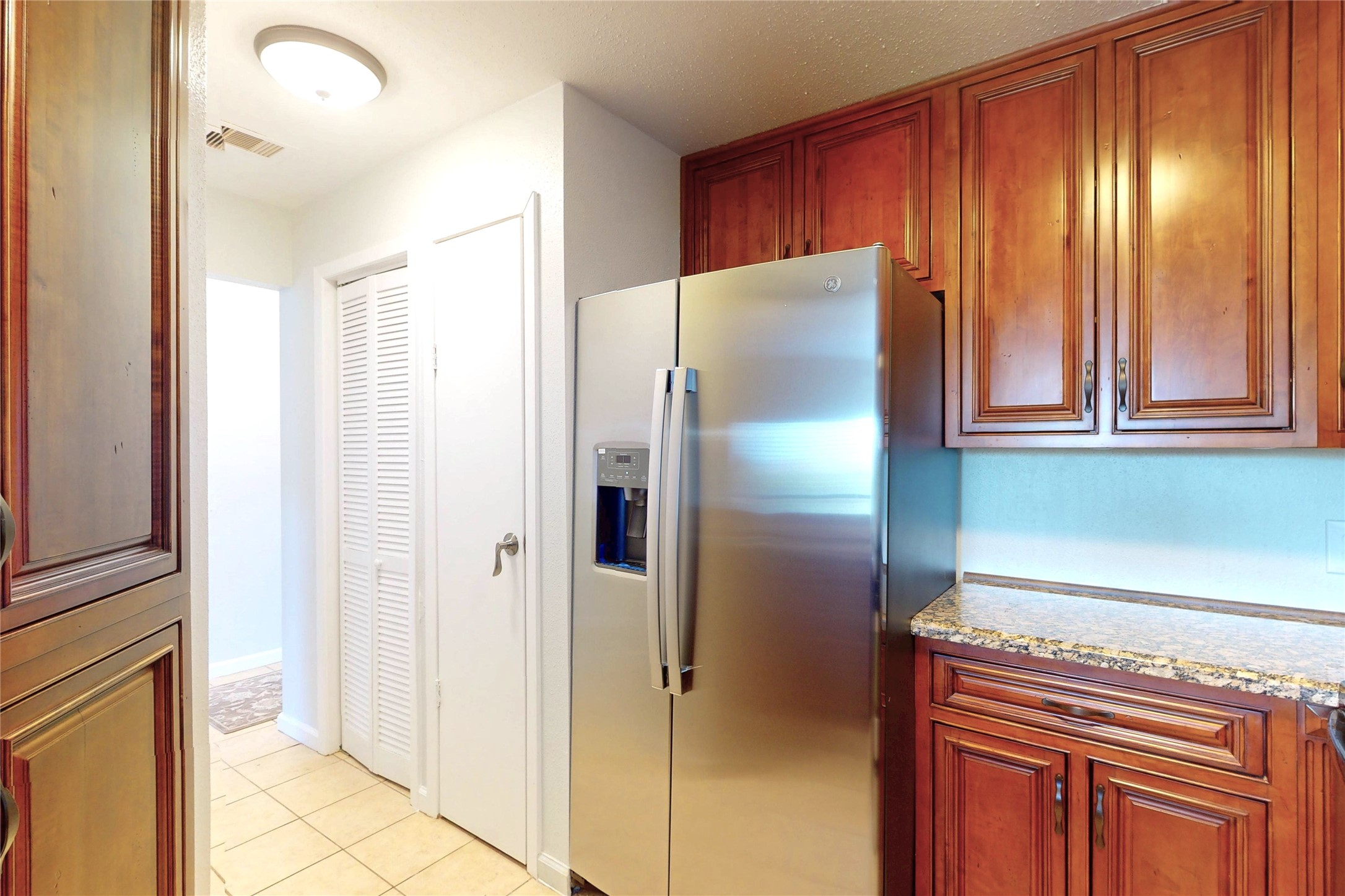 793 Davis Road, Unit 111 League City, TX 77573 - Photo 5 of 37 Refrigerator provided with external water/ice dispenser.