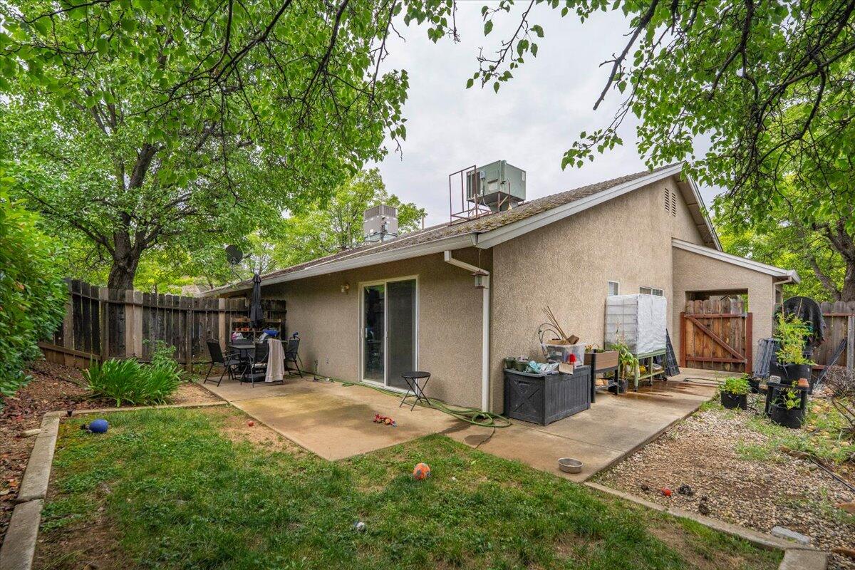 4597 Lynbrook Loop Redding, CA 96003 - Photo 18 of 36 Unit 1 - patio/garden area