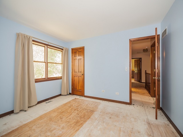 11N728 Old Barn Road Elgin, IL 60124 - Photo 9 of 25 a view of an empty room and window