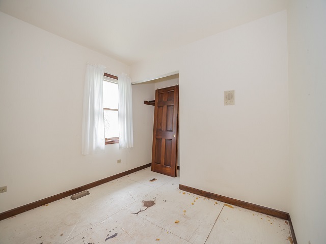 11N728 Old Barn Road Elgin, IL 60124 - Photo 10 of 25 an empty room with windows