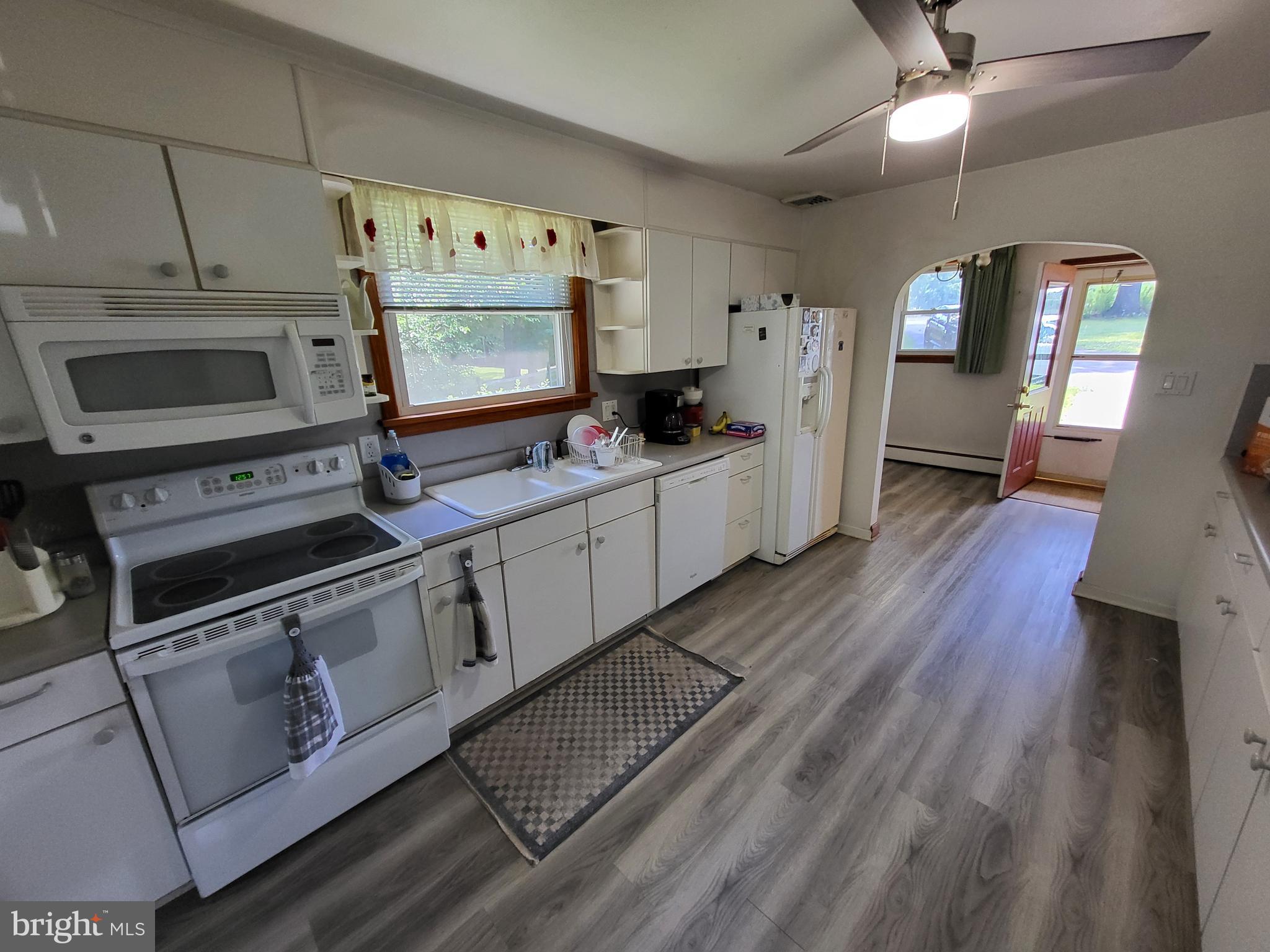 1859 Leafmore Road Chambersburg, PA 17202 - Photo 4 of 29 Kitchen