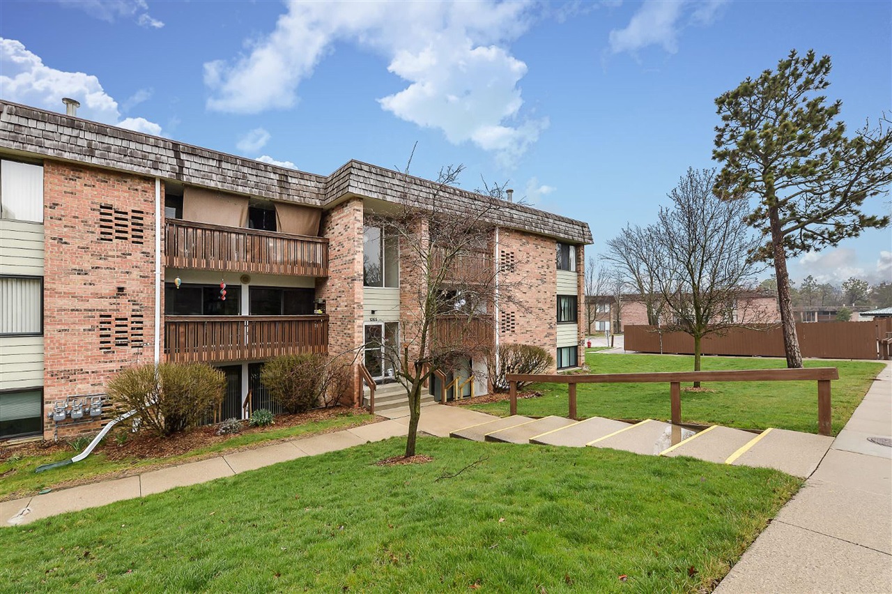 1265 South Maple Road, Unit : 305 / BLDG: 1265 Ann Arbor, MI 48103 - Photo 1 of 12