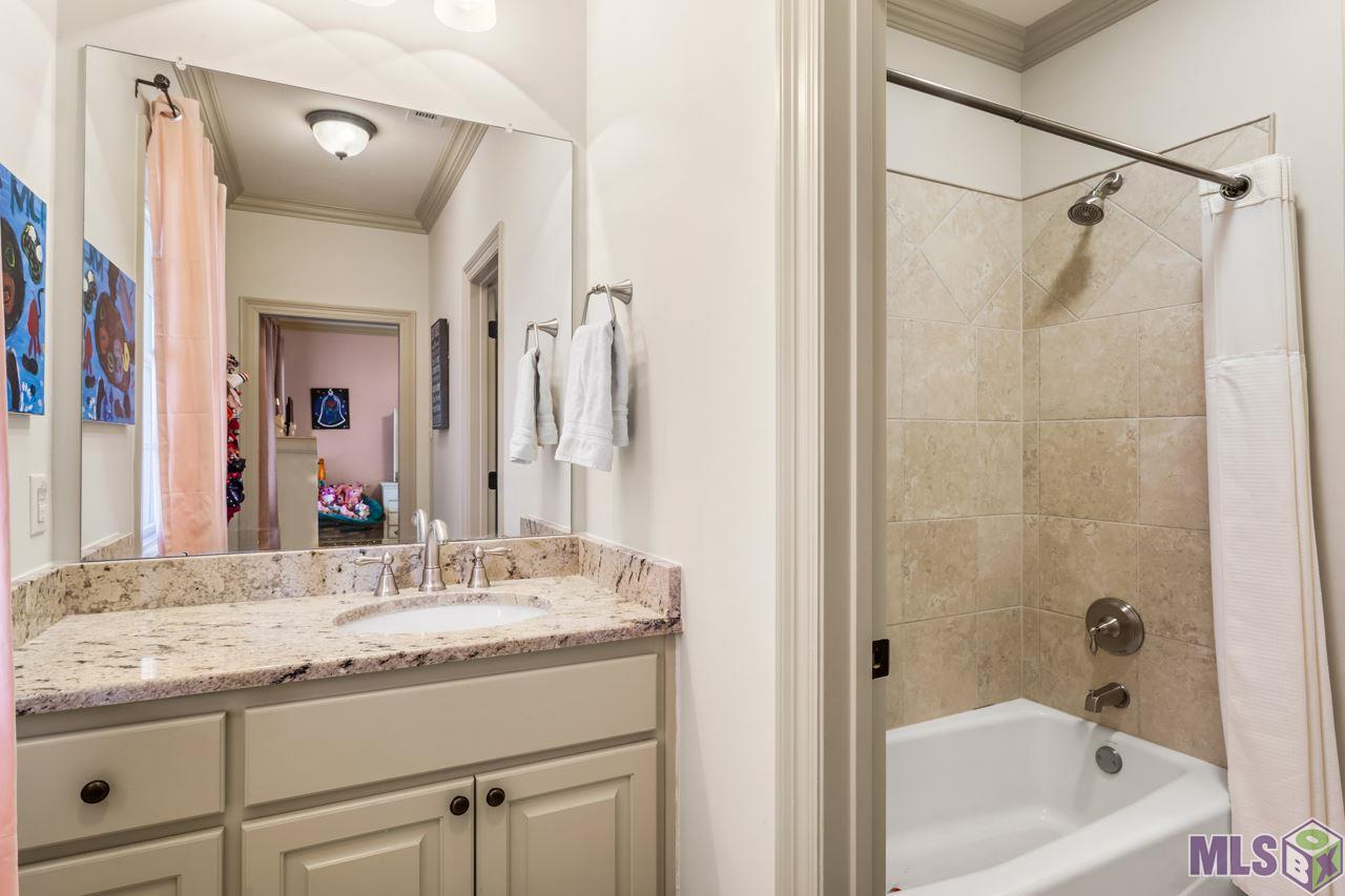 6557 Muir Street Baton Rouge, LA 70817 - Photo 21 of 25 Upstairs Jack and Jill