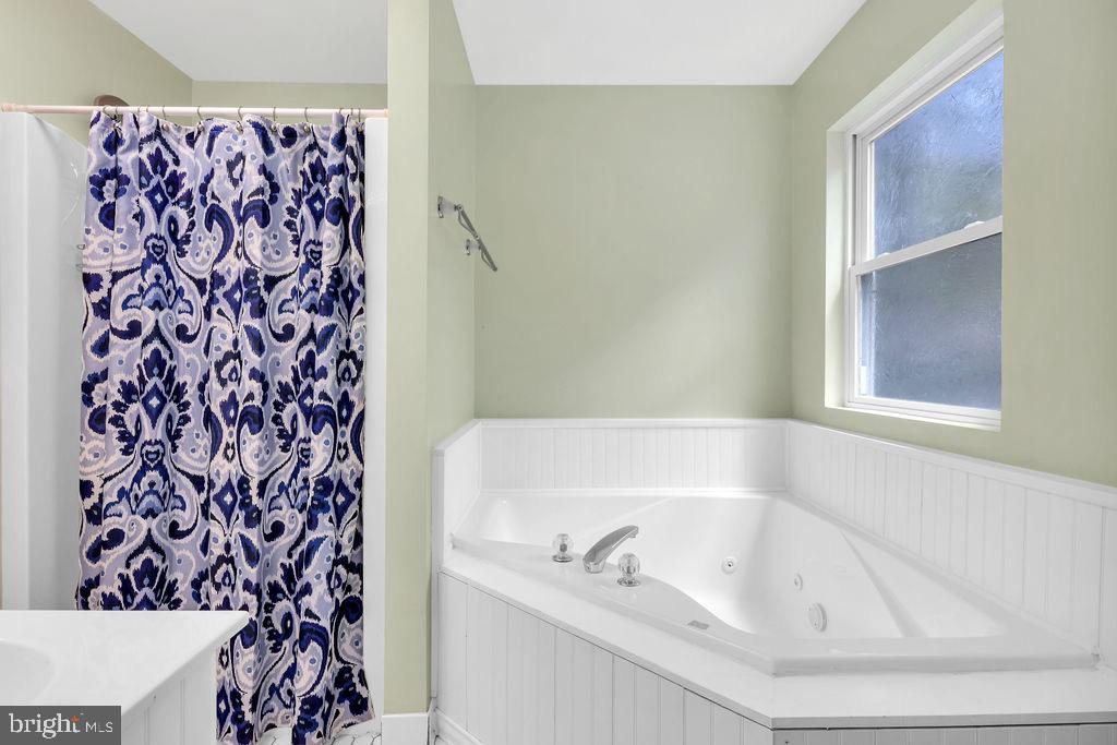 102 Salt Lick Road Front Royal, VA 22630 - Photo 26 of 50 Upper level master bath