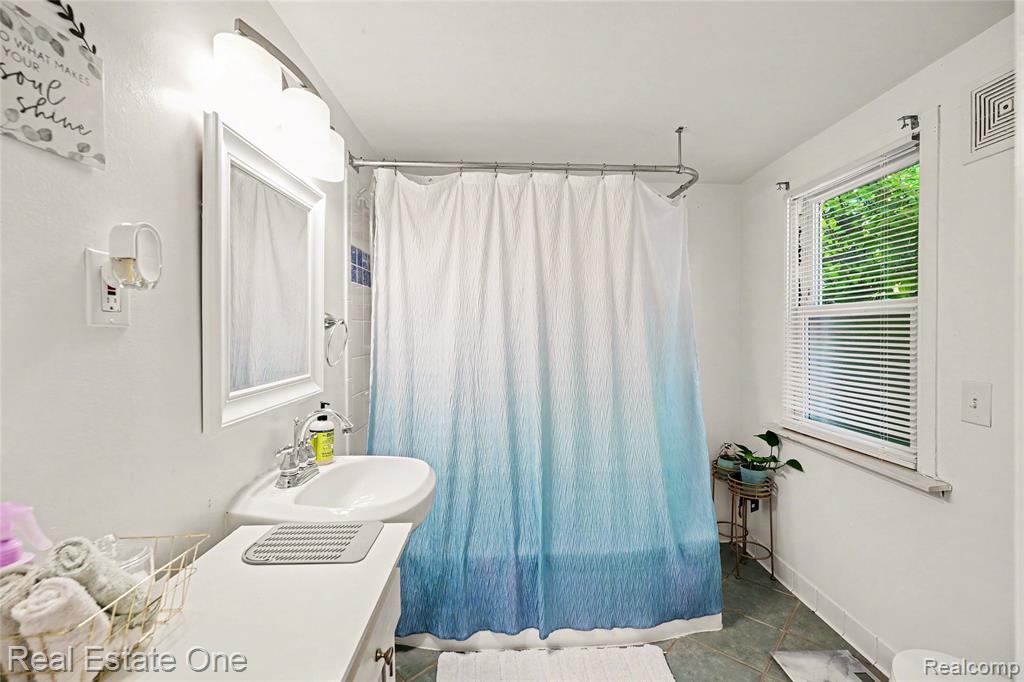 2073 Roslyn Road Grosse Pointe Woods, MI 48236 - Photo 18 of 30