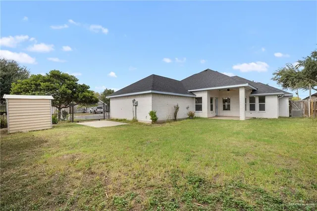 a view of empty room with ceiling fan