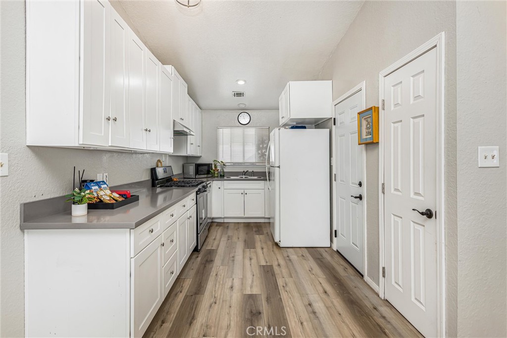 16422 Tolowa Road Apple Valley, CA 92307 - Photo 11 of 35