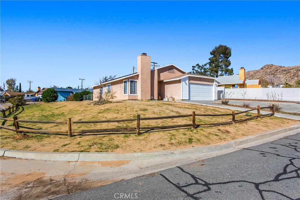 16422 Tolowa Road Apple Valley, CA 92307 - Photo 4 of 35