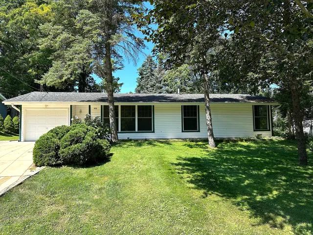 $2,200 | 856 Brickley Drive, Fontana, WI 53125
