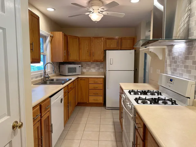 $2,200 | 856 Brickley Drive, Fontana, WI 53125