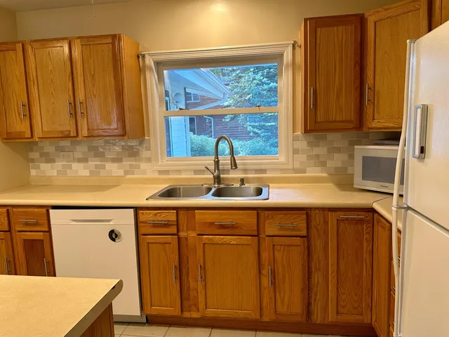 $2,200 | 856 Brickley Drive, Fontana, WI 53125