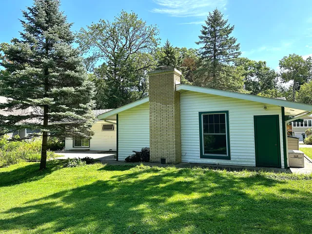 $2,200 | 856 Brickley Drive, Fontana, WI 53125