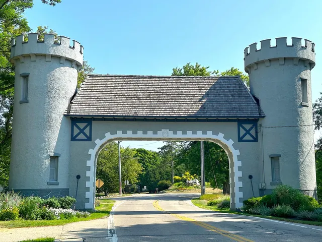 $2,200 | 856 Brickley Drive, Fontana, WI 53125