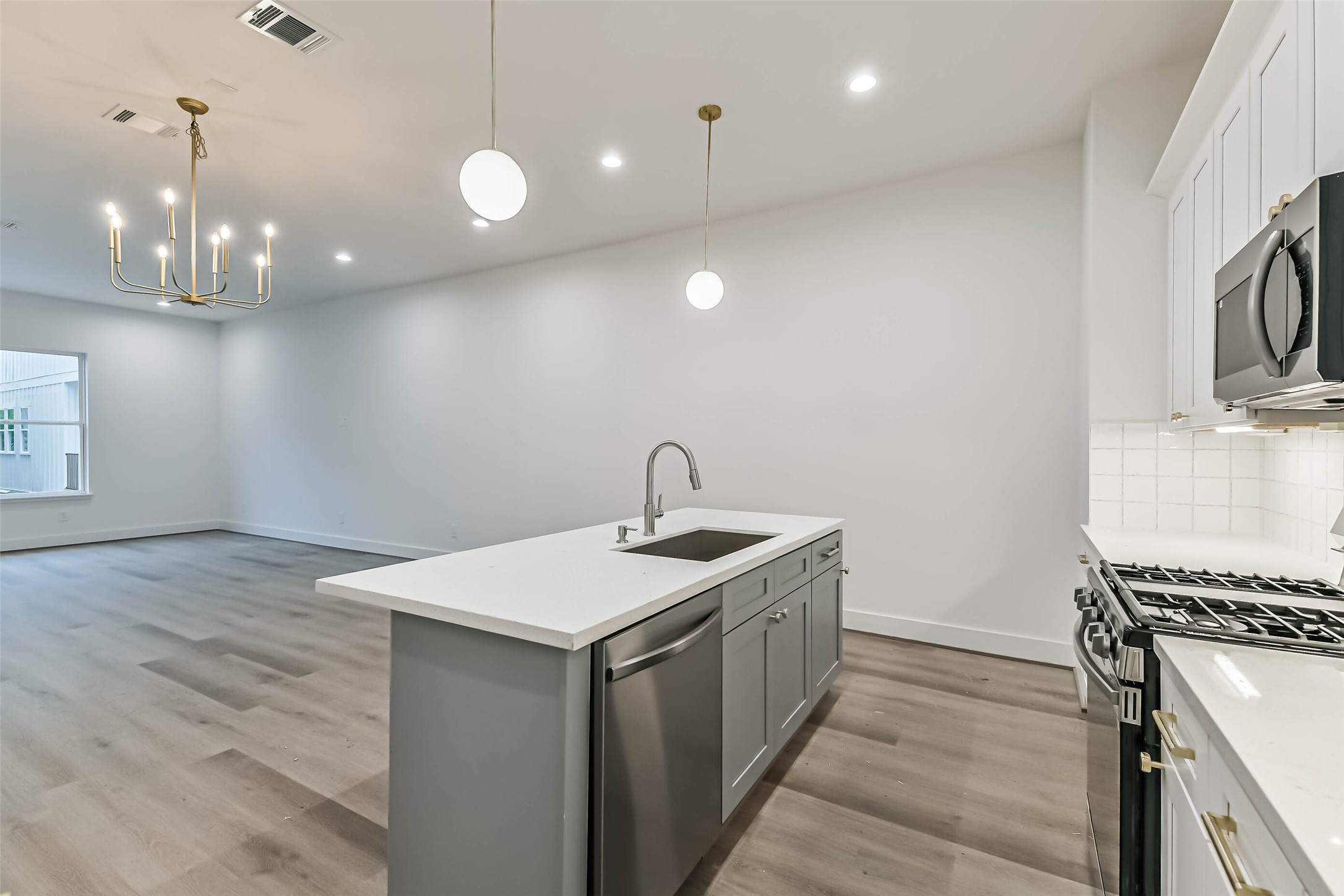 7709 Earl Rudder Way Houston, TX 77055 - Photo 9 of 34