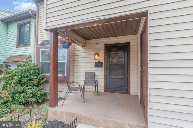 a view of entryway front of house