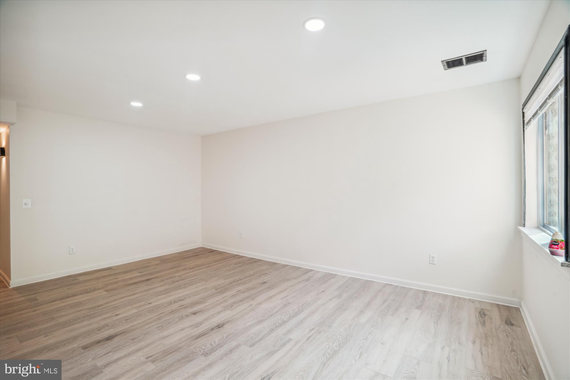 3382 Hewitt Avenue, Unit 201 Silver Spring, MD 20906 - Photo 18 of 32 Living room/Dining area