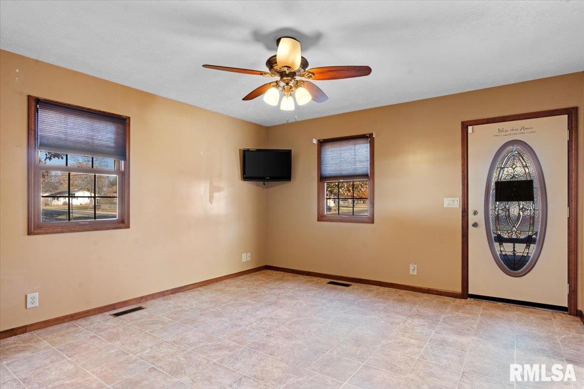 103 South Henderson Street Virden, IL 62690 - Photo 7 of 33